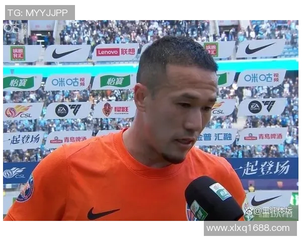 当红足球球星赛场怒火难平引发球队内部气氛紧张