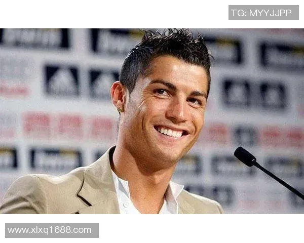 足球场上的小可爱:这位球星的迷人魅力和笑容让人无法抗拒 足球场上的小可爱:这位球星的迷人魅力和笑容让人无法抗拒